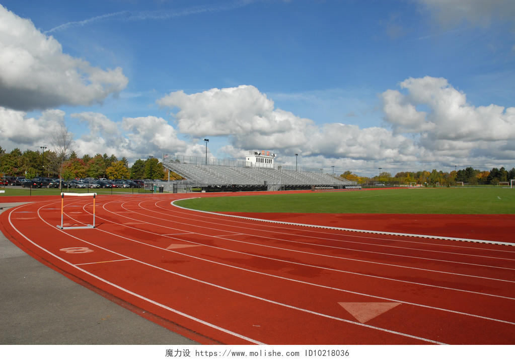 校园学校蓝天下的操场远景空旷无人红色橡胶跑道美好校园